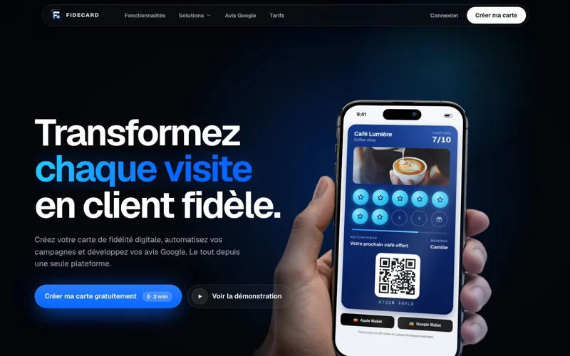 Page d'accueil de Fidecard : « Transformez chaque visite en client fidèle », à côté d'une carte de fidélité de café sur un téléphone, avec tampons, QR code et boutons Apple Wallet et Google Wallet